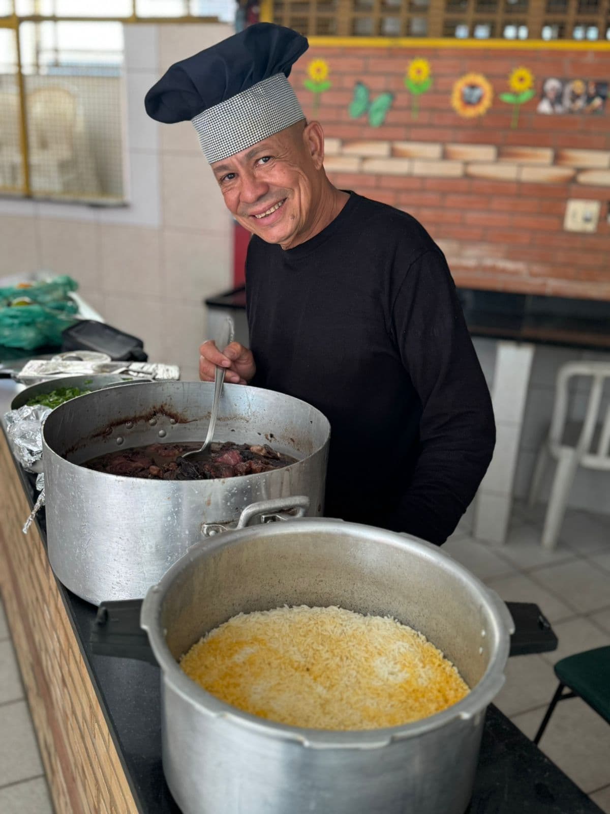 Wellington Pereira cozinhando